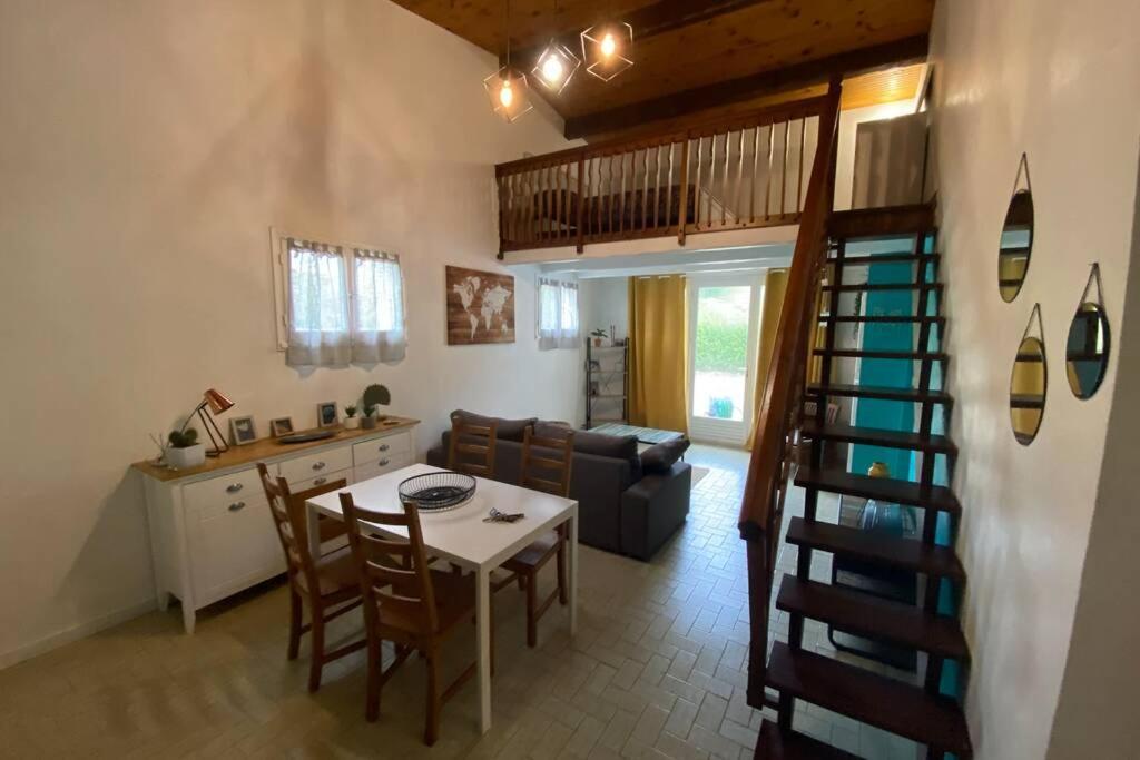 Au Calme Avec Vue Magnifique A Saint Maximin Apartment Bagian luar foto