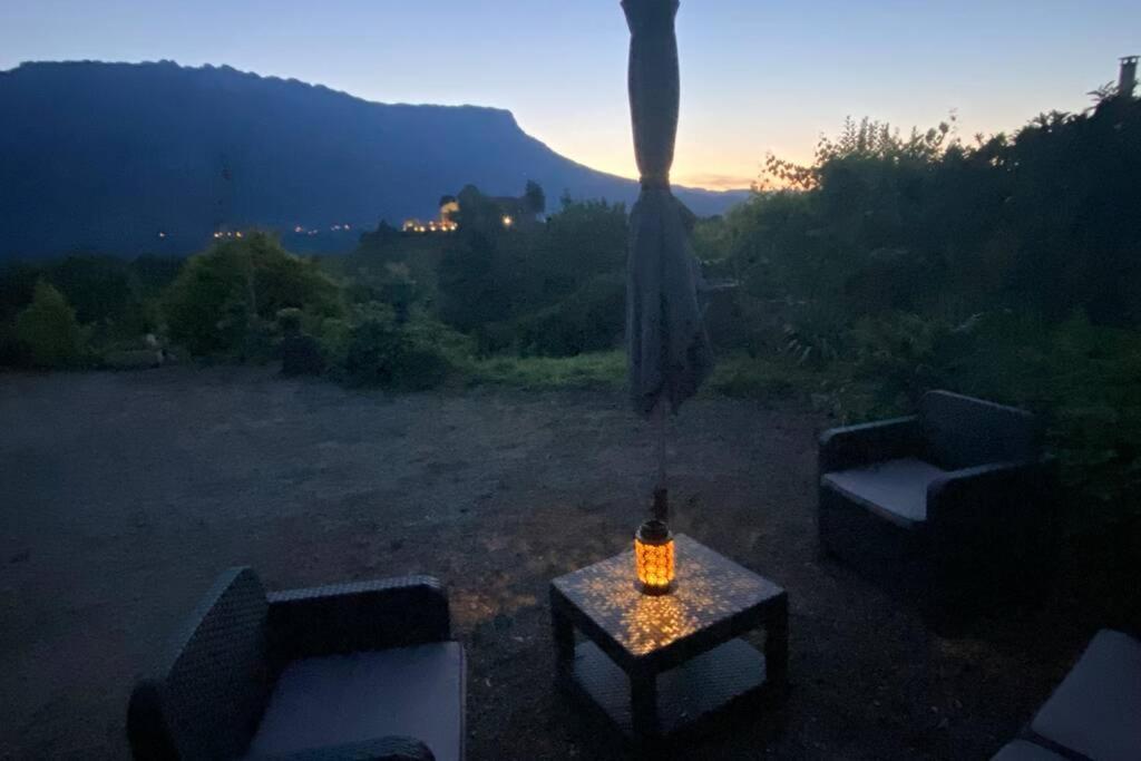 Au Calme Avec Vue Magnifique A Saint Maximin Apartment Bagian luar foto