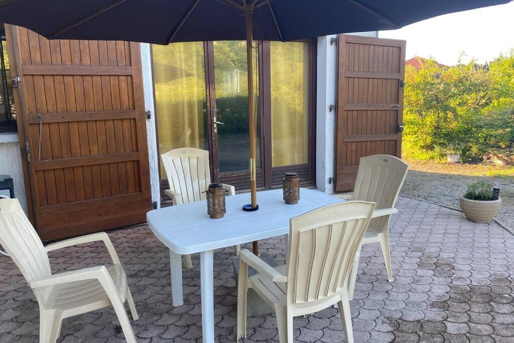 Au Calme Avec Vue Magnifique A Saint Maximin Apartment Bagian luar foto
