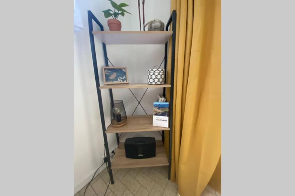 Au Calme Avec Vue Magnifique A Saint Maximin Apartment Bagian luar foto